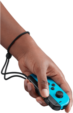 Mão esquerda segurando o controle Joy-Con azul neon usando a alça.