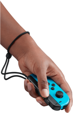 Une main avec une manette Joy-Con bleue.